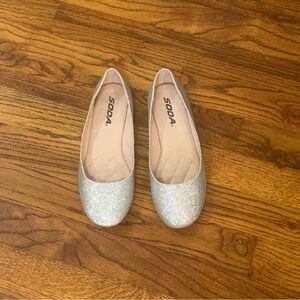 Soda Slip On Ballet Flats Shoes
Glittery Silver GUC
Girls Size 3
Smoke Free Home